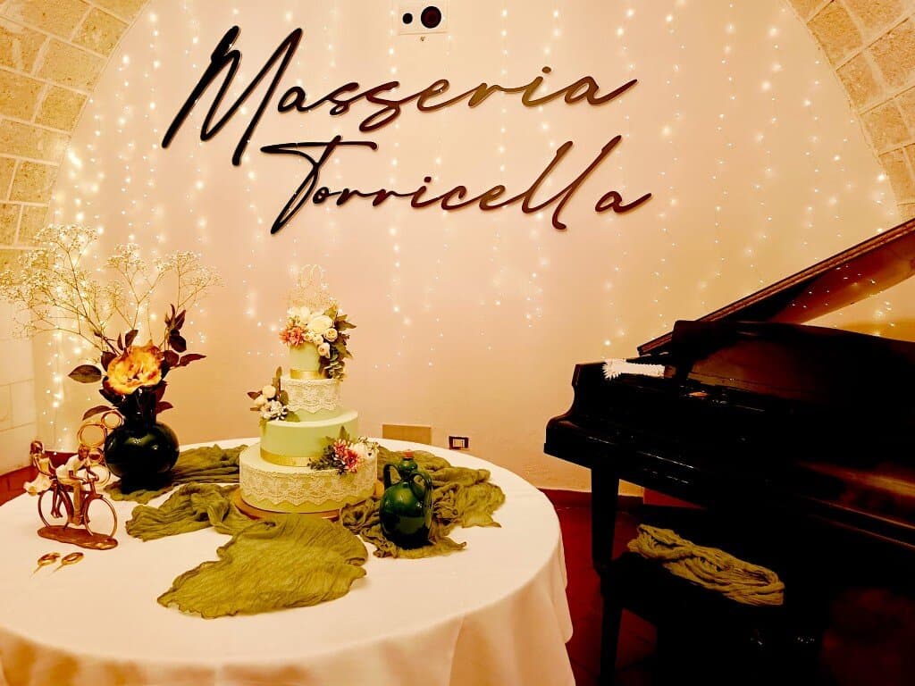 Torta nuziale e piano nella sala ricevimenti della Masseria Torricella