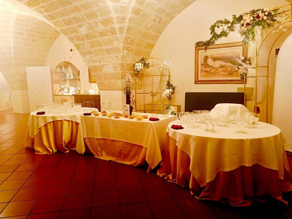 Sala interna allestita per un ricevimento alla Masseria Torricella